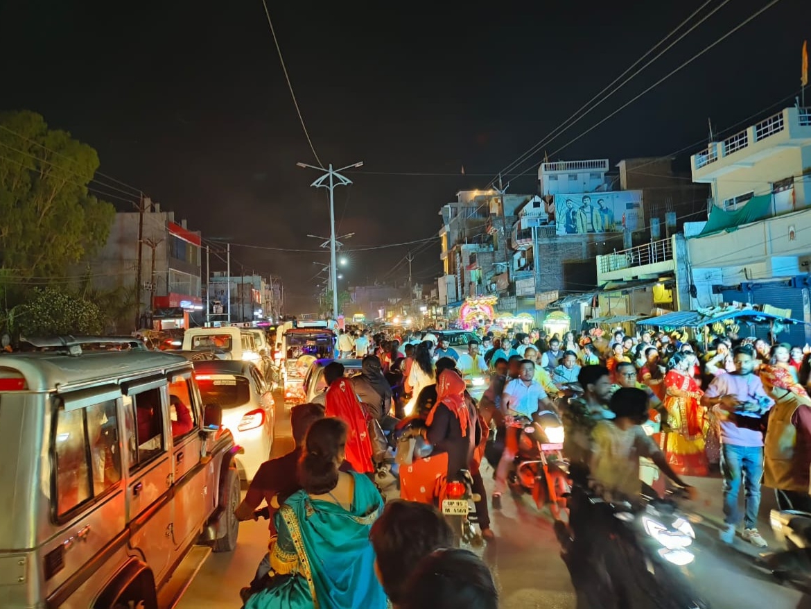 People upset due to traffic jam in wedding season, demand to change the  route of heavy vehicles | कलेक्ट्रेट रोड पर 2 घंटे लगा रहा जाम: शादियों के  सीजन में ट्रैफिक जाम