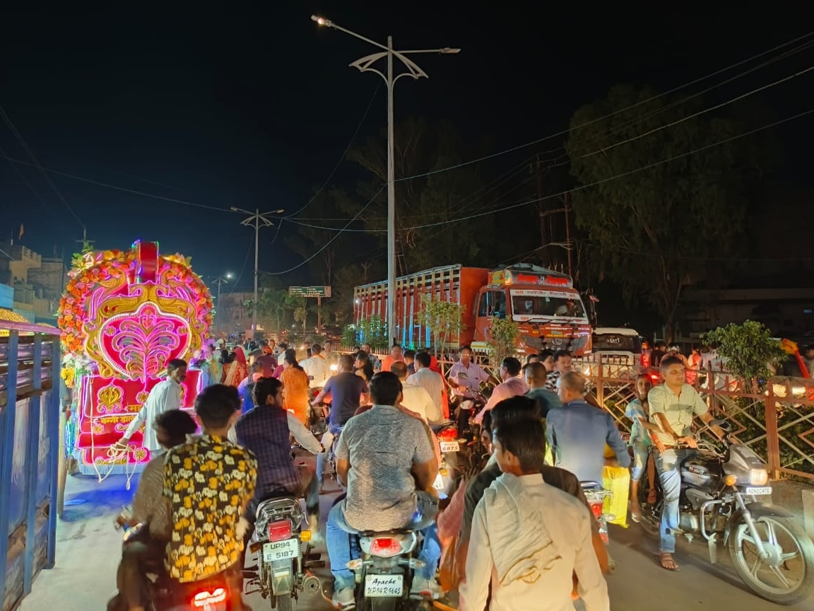 (Nainital Polices Instructions for Wedding Season) People upset due to traffic jam in wedding season, demand to change the  route of heavy vehicles | कलेक्ट्रेट रोड पर 2 घंटे लगा रहा जाम: शादियों के  सीजन में ट्रैफिक जाम