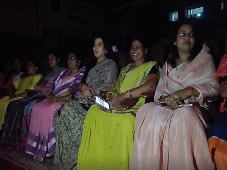 भाजपा समर्थकों के साथ द केरला स्टोरी फिल्म देखतीं राज्य सभा सांसद सरोज पाण्डेय