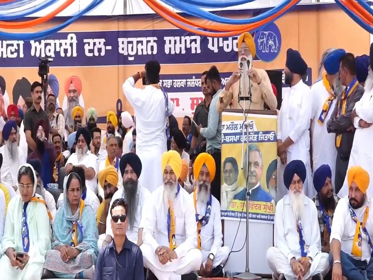रैली के दौरान सुखबीर बादल के साथ मंच पर बैठे अकाली और बसपा नेता