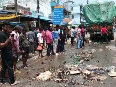 कई बोतलें टूटकर जमीन पर बिखर गई थीं।