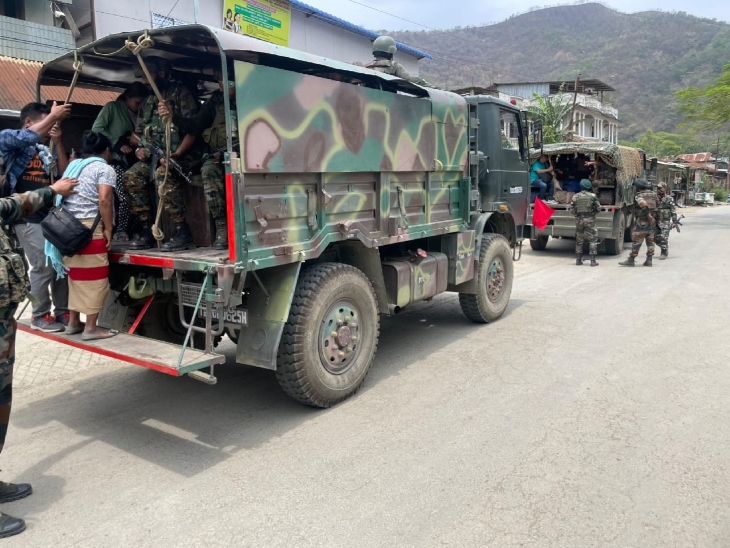 राज्य के लोगों को रेस्क्यू करके आर्मी कैंप ले जाते सैनिक।