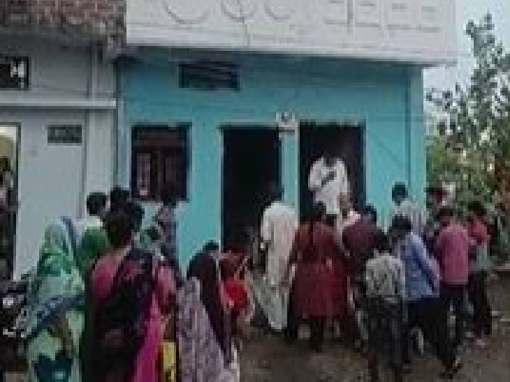खिलचीपुर की बिहारी कॉलोनी के इसी मकान में बार-बार आग लग रही है।