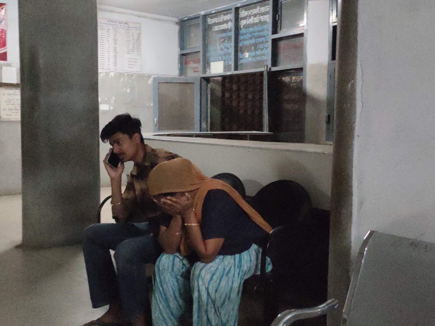 नूरपुर बेदी सरकारी अस्पताल में मृतक के परिजन।