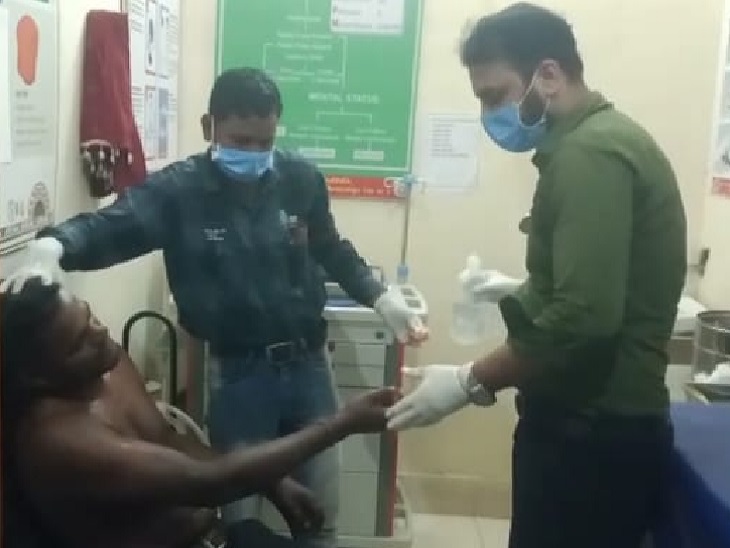 चाकूबाजी से घायल युवक को अस्पताल पहुंचाया गया।