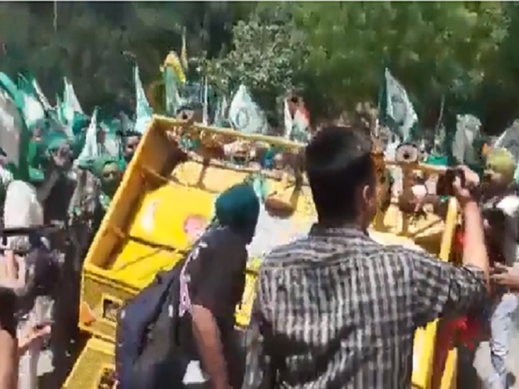 पहलवानों के समर्थन में आए किसान जंतर-मंतर पर लगे बैरिकेड को हटाते हुए।