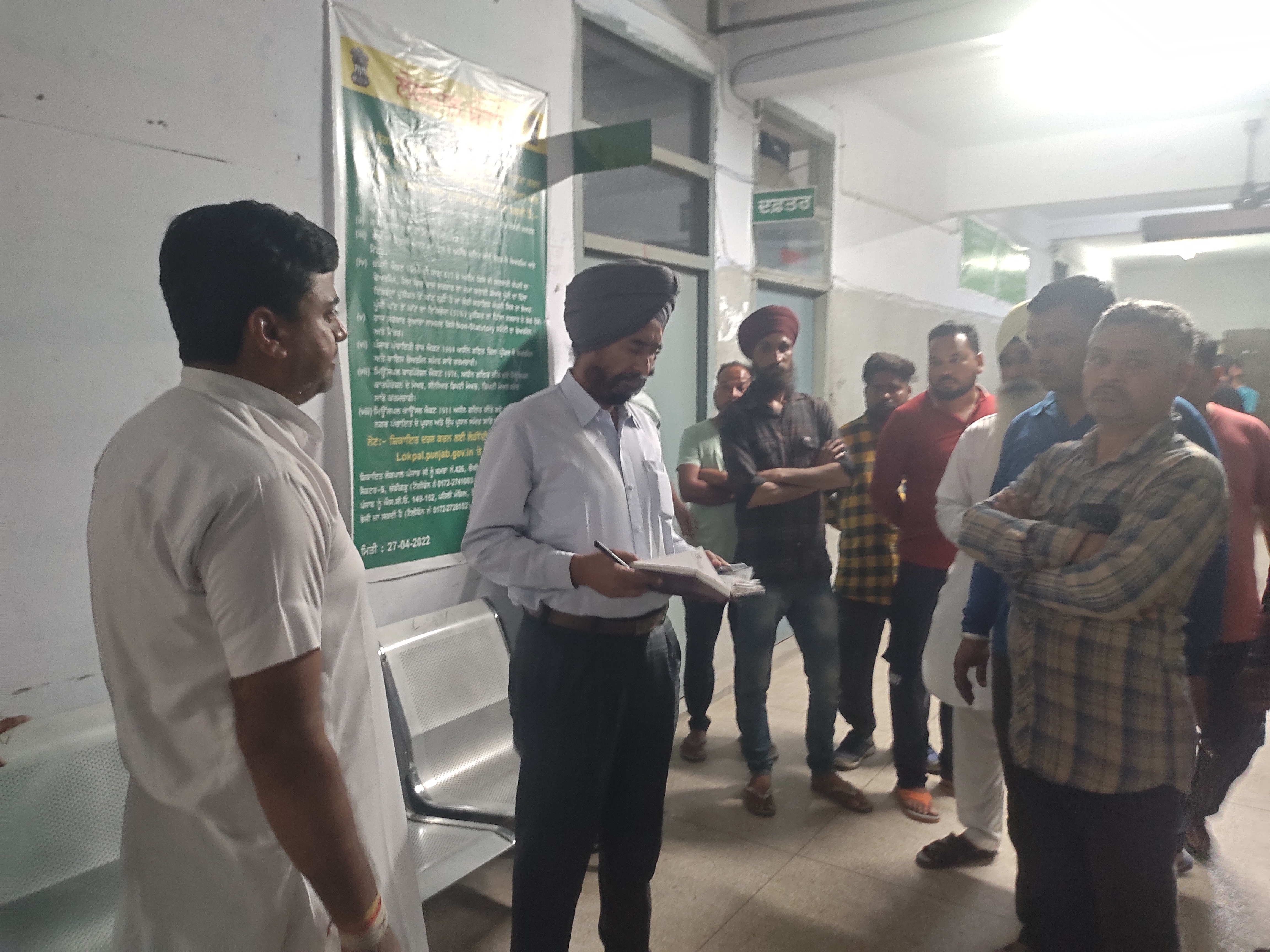 नूरपुर बेदी सरकारी अस्पताल में हादसे के बाद जमा लोग।