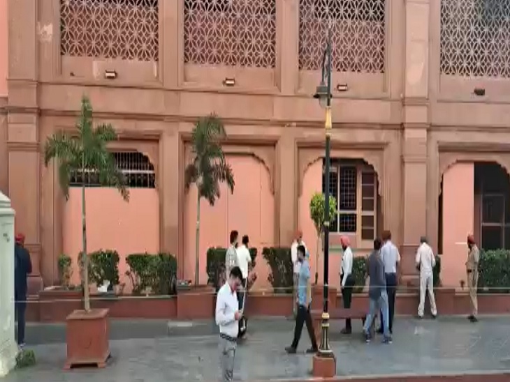 घटनास्थल पर पहुंची पुलिस की टीमें जांच करते हुए।