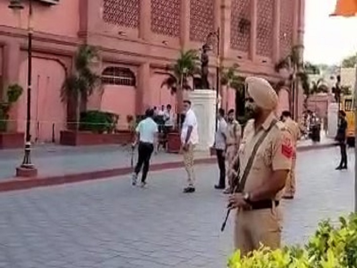 अमृतसर में धमाके के बाद मौके पर पहुंच जांच करते हुए पुलिस कमिश्नर व डिटेक्टिव डीसीपी और फोरेंसिक टीमें।