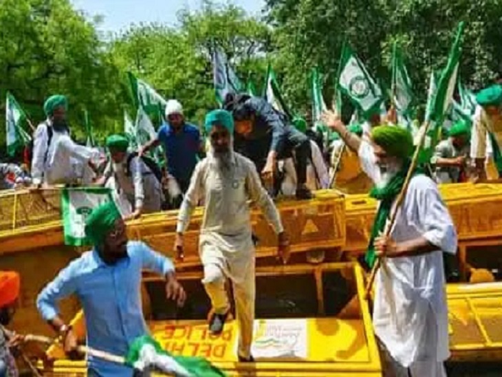 जंतर-मंतर पर पहलवानों के धरना स्थल के नजदीक लगे पुलिस के बैरिकेड्स के ऊपर से होकर किसान आगे बढ़े।