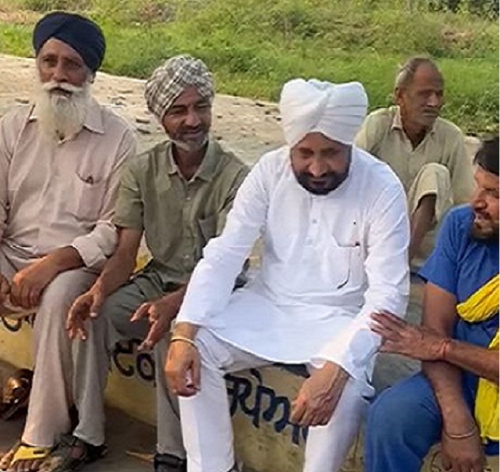 ग्रामीणों के बीच बैठकर बात करते पूर्व CM चरणजीत चन्नी।