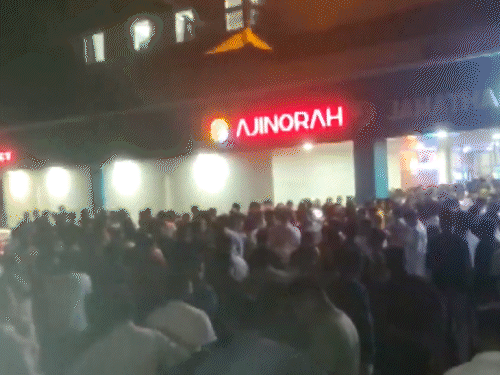 हादसे के बाद अस्पताल के बाहर बड़ी संख्या में लोग इकट्ठा हो गए।