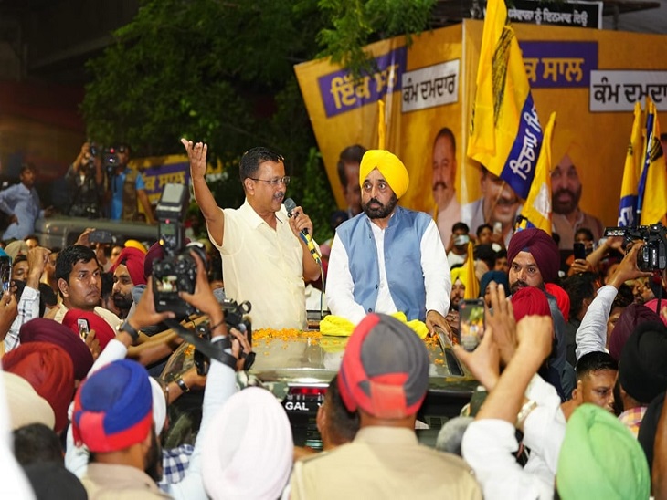 आदमपुर में देर रात रोड शो करते अरविंद केजरीवाल और भगवंत मान