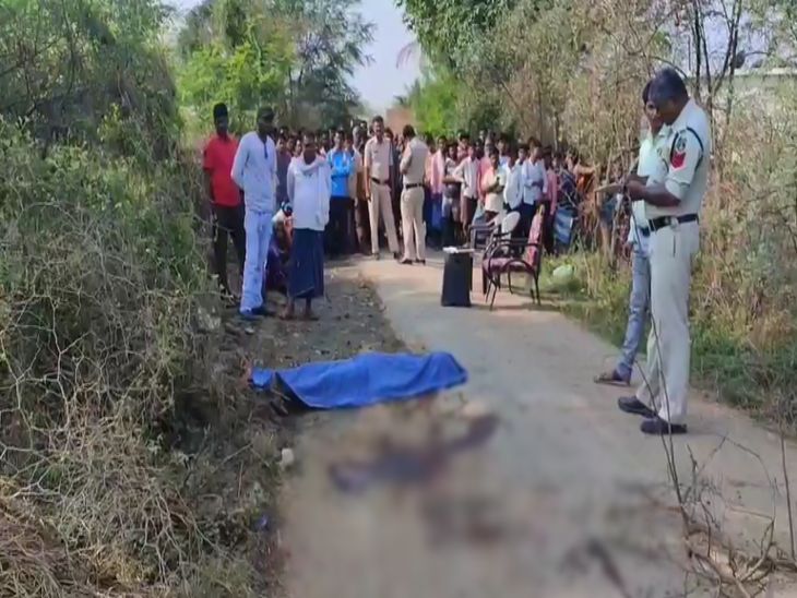गांव की सुनसान सड़क पर मिले मिले का लहूलुहान शव।  पर्यटन स्थल पर भीड़।  - दैनिक भास्कर