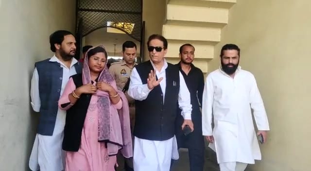 सपा नेता आजम खान ने 8 मई को प्रचार के अंतिम दिन सपा प्रत्याशी अनुराधा चौहान के साथ प्रचार किया था।