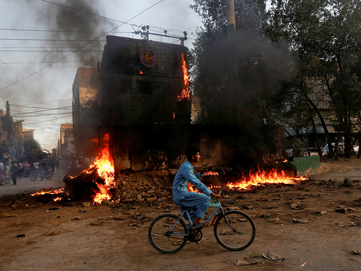 कराची में PTI वर्कर्स ने पैरामिलिट्री चेकपोस्ट को आग के हवाले कर दिया। ज्यादातर बड़े शहरों में धारा 144 लगाई गई है।