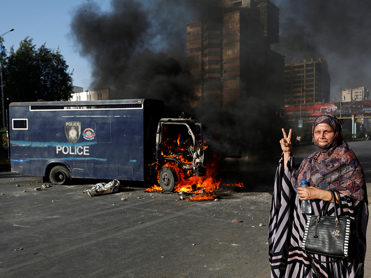 मंगलवार को कराची में PTI कार्यकर्ताओं ने विरोध प्रदर्शन के दौरान पुलिस वैन में आग लगा दी। कुछ लोगों ने इस आग के सामने सेल्फी भी ली।