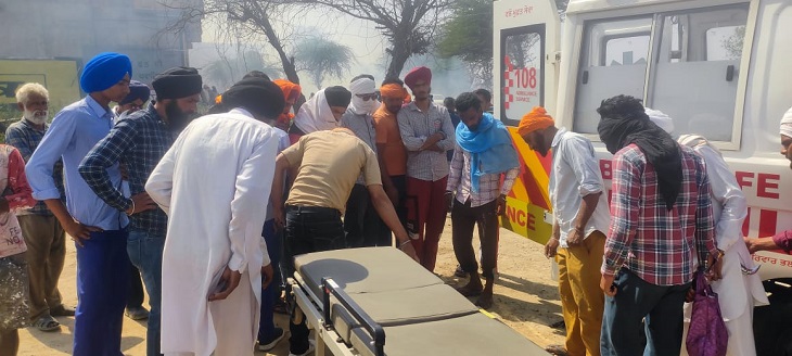 शव को पोस्टमॉर्टम के लिए लेकर जाते हुए पुलिस।