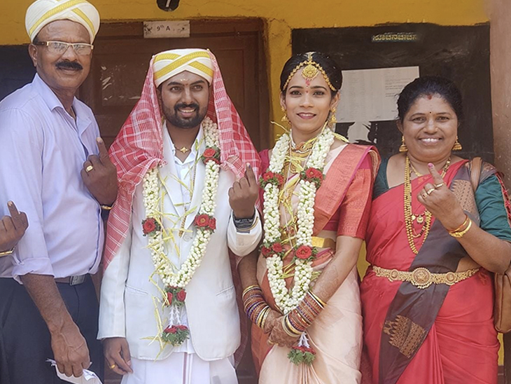 नव-विवाहित जोड़ा अपने परिवार के साथ मैसूरु के एक पोलिंग बूथ पर मतदान करने पहुंचा।