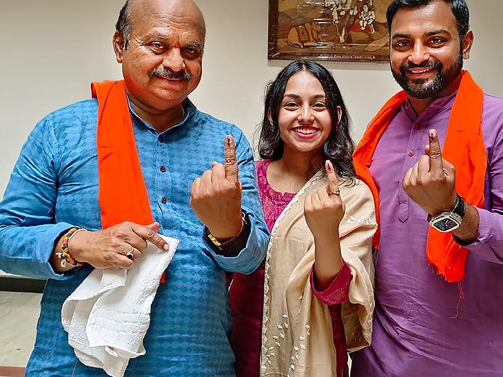 कर्नाटक के मुख्यमंत्री बासवराज बोम्मई ने शिगांव के एक पोलिंग बूथ में अपनी बेटी अदिति और बेटे भरत के साथ वोट डाला।
