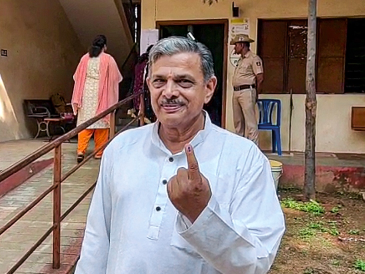 राष्ट्रीय स्वयंसेवक संघ के जनरल सेक्रेटरी दत्तात्रेय होसबोले ने कर्नाटक चुनाव के लिए अपना वोट डाला।
