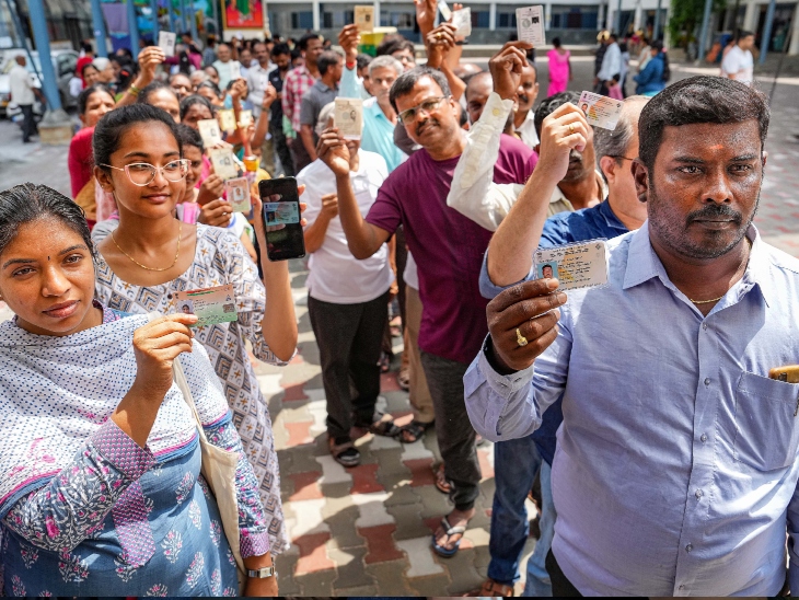 बेंगलुरु के एक पोलिंग बूथ पर वोट डालने के लिए लाइन में लगे लोग।