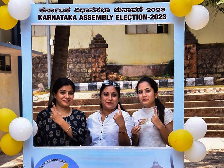 हुबली में पहली बार वोट डालने पहुंचीं लड़कियों ने पोलिंग बूथ के बाहर सेल्फी स्टैंड पर फोटो क्लिक कराई।