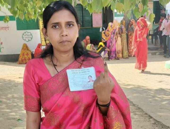 छानबे सीट से सपा प्रत्याशी कीर्ति कोल ने वोट दिया है।