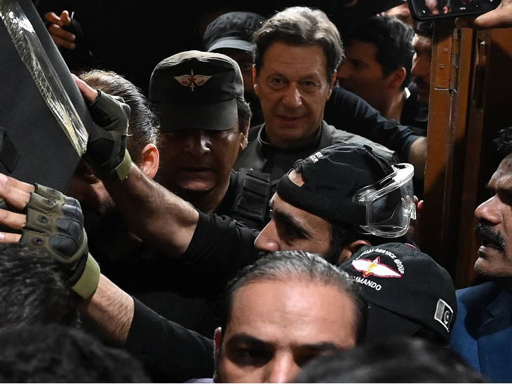 इस फोटो में पूर्व पाकिस्तानी PM इमरान खान इस्लामाबाद हाईकोर्ट जाते नजर आ रहे हैं।