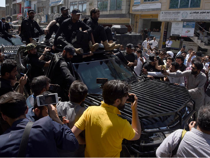 फोटो 9 मई की है जब इमरान खान भारी सुरक्षा के बीच 2 केस में जमानत के लिए इस्लामाबाद हाईकोर्ट जा रहे थे।