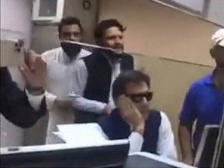 ये फोटो खान की गिरफ्तारी से ठीक पहले की है। वो इस्लामाबाद कोर्ट के बायोमेट्रिक रूम में बैठकर बाहर का माहौल देख रहे थे।