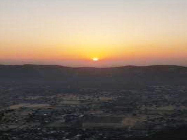 सीकर जिले में फिलहाल अगले 3 से 4 दिन मौसम पूरी तरह साफ रहने वाला है। बुधवार सुबह सीकर के हर्ष इलाके में साफ मौसम।