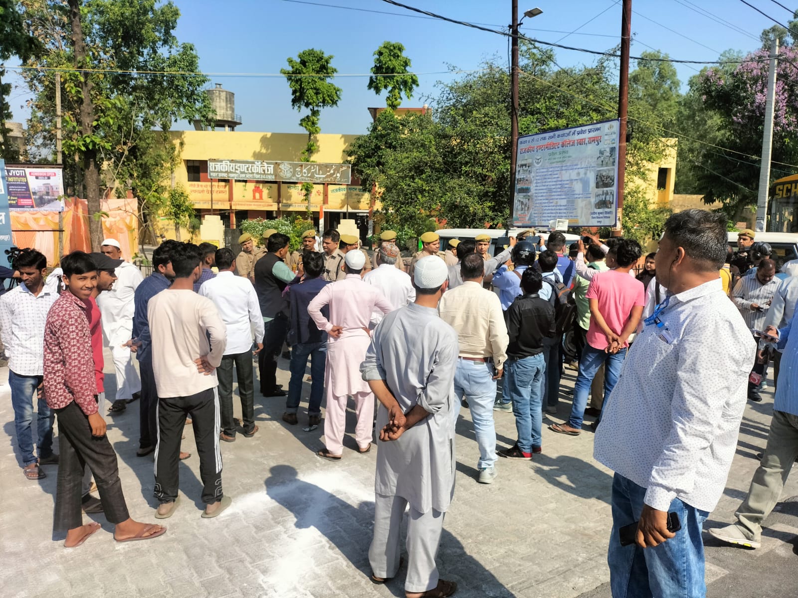 राजकीय कन्या इंटर कॉलेज नरपत नगर में मतदान करने के लिए लोगों की भीड़ लगी हुई है।