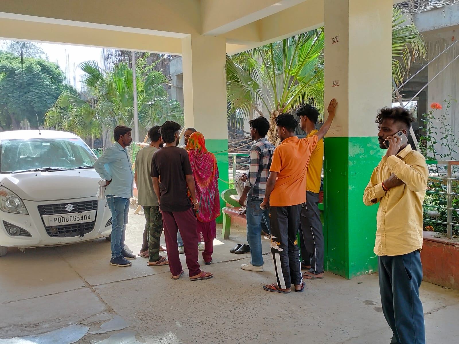 सड़क हादसे के बाद अस्पताल में मौजूद परिजन।