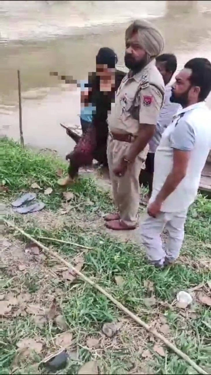 महिला को सुरक्षित स्थान पर लेकर जाते हुए पुलिस।