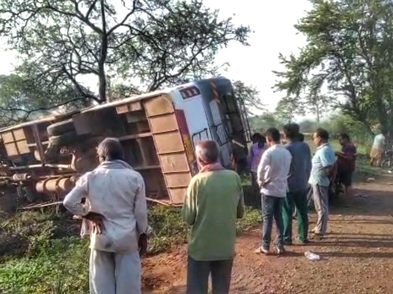 घटनास्थल पर मौजूद ग्रामीण।