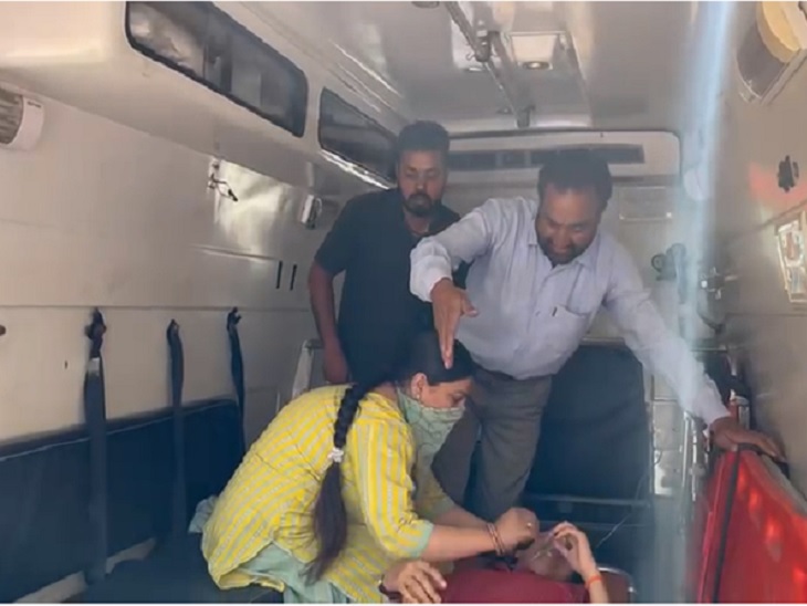 नंगल में घायल बच्चे को एंबुलेंस में ले जाते हुए। - Dainik Bhaskar