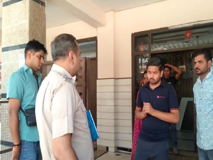 फोटो धनेश के हॉस्टल का है। पुलिस ने परिजनों को सूचना दे दी है।