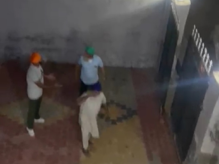 नंबरदार को उसके साथ NRI के घर से बाहर निकालते हुए।