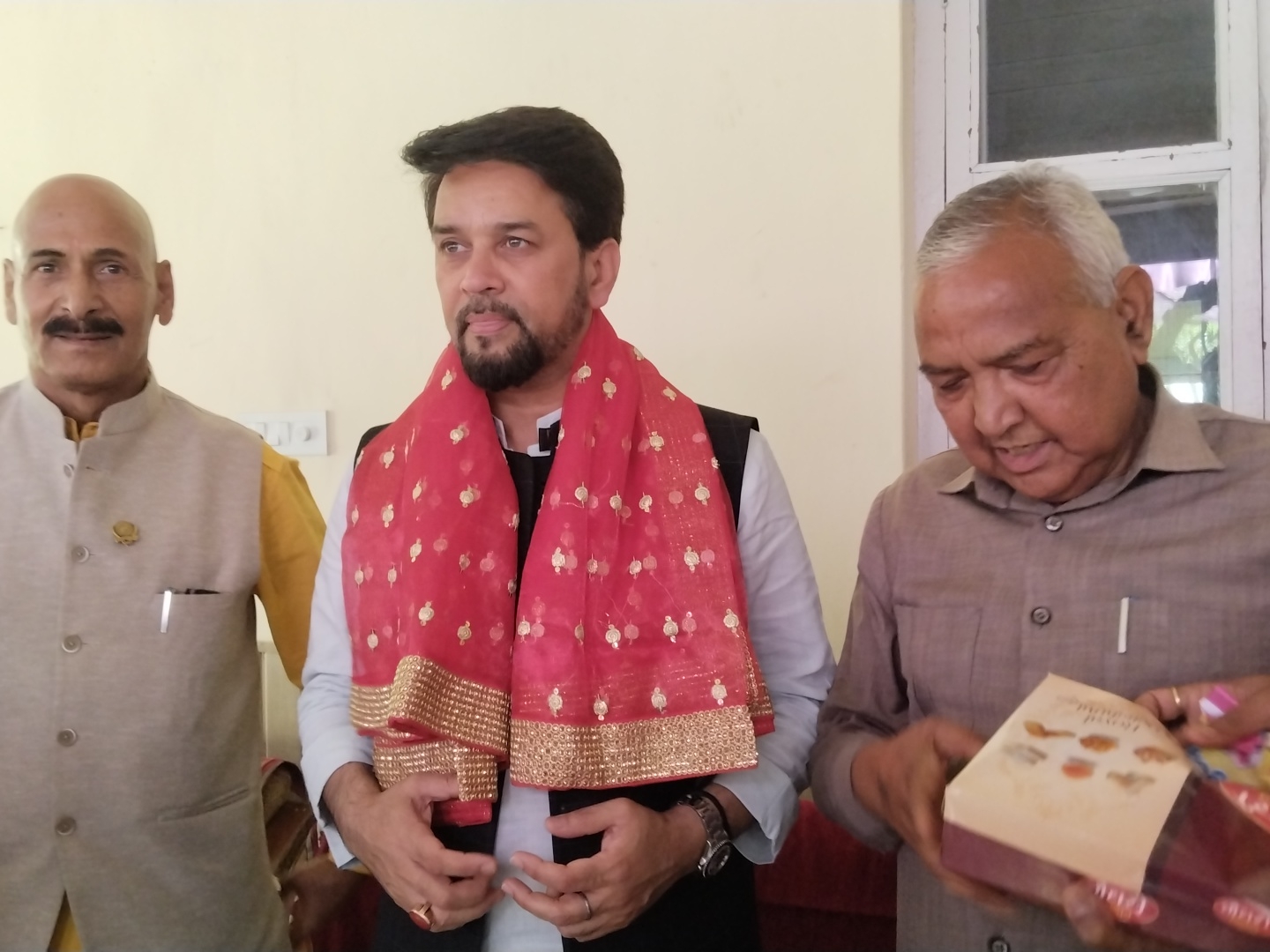 मंत्री अनुराग ठाकुर का स्वागत करते भाजपा कार्यकर्ता।