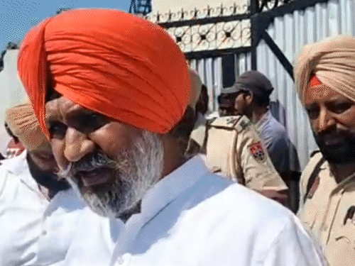 जालंधर उपचुनाव की वोटिंग के दिन शाहकोट के विधायक हरदेव सिंह शेरोवालिया ने आम आदमी पार्टी के विधायक का काफिला रोका था। - Dainik Bhaskar