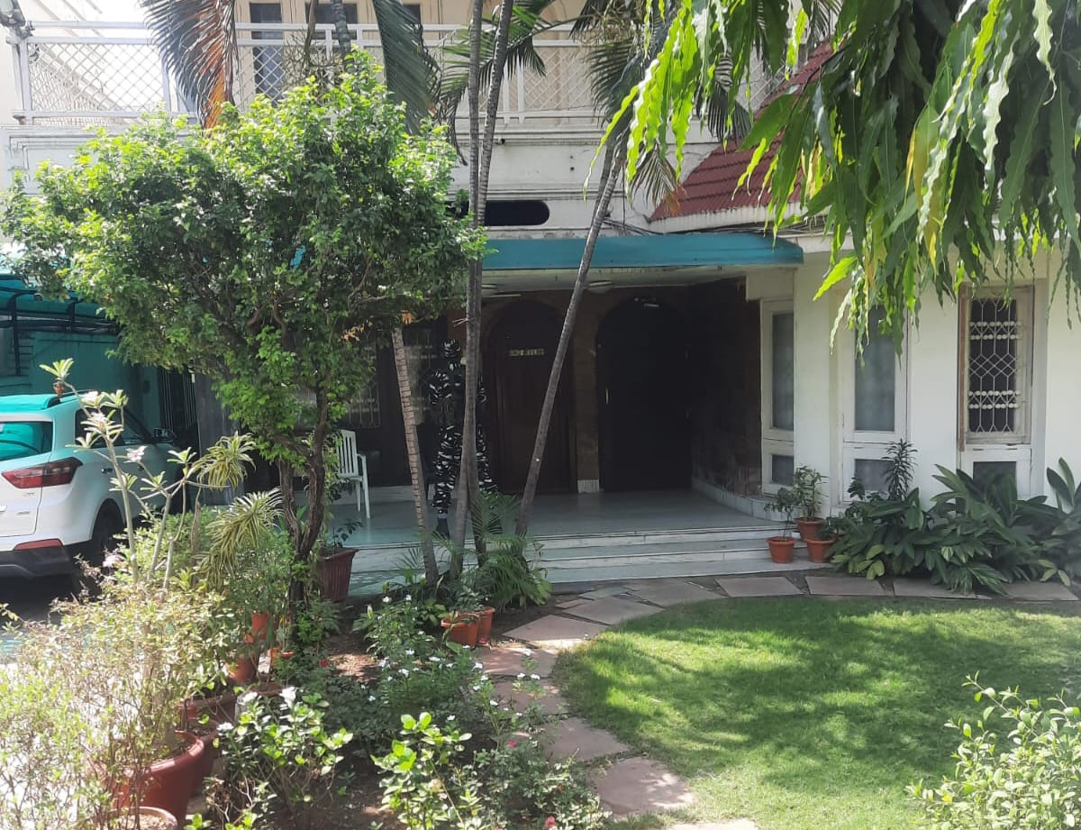 कारोबारी मनदीप चावला के घर पर रेड। तस्वीर चावला के घर की है, CRPF जवान मौजूद।