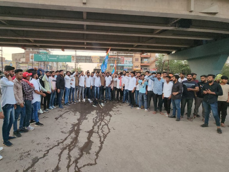 विरोध प्रदर्शन कर नारेबाजी करते एनएसयूआई के कार्यकर्ता