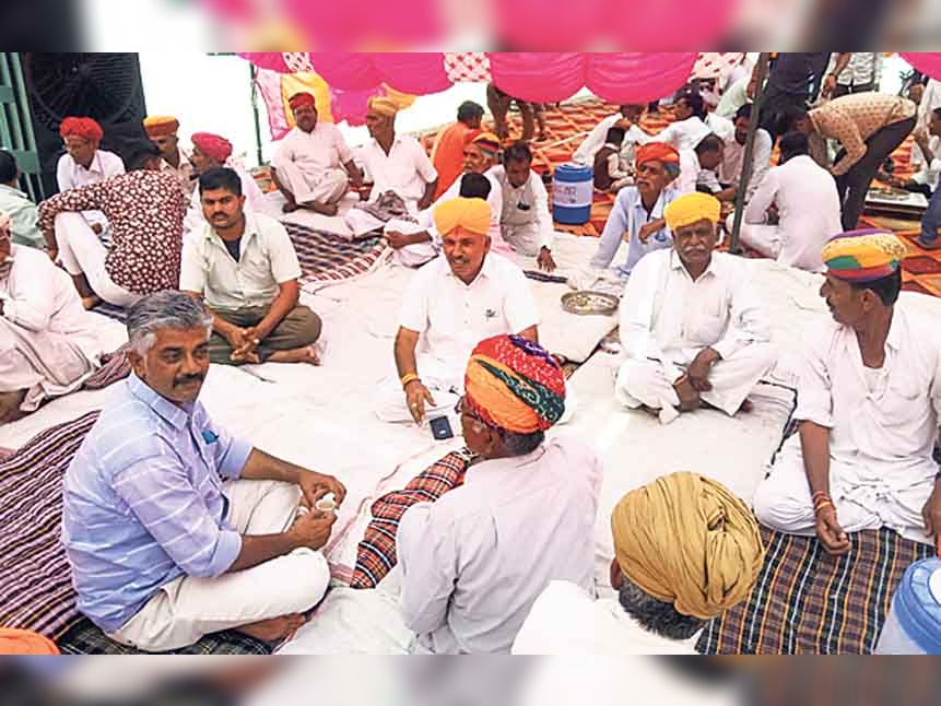 Former MLA Rathore visited villages, heard problems | ग्रामीण क्षेत्रों ...