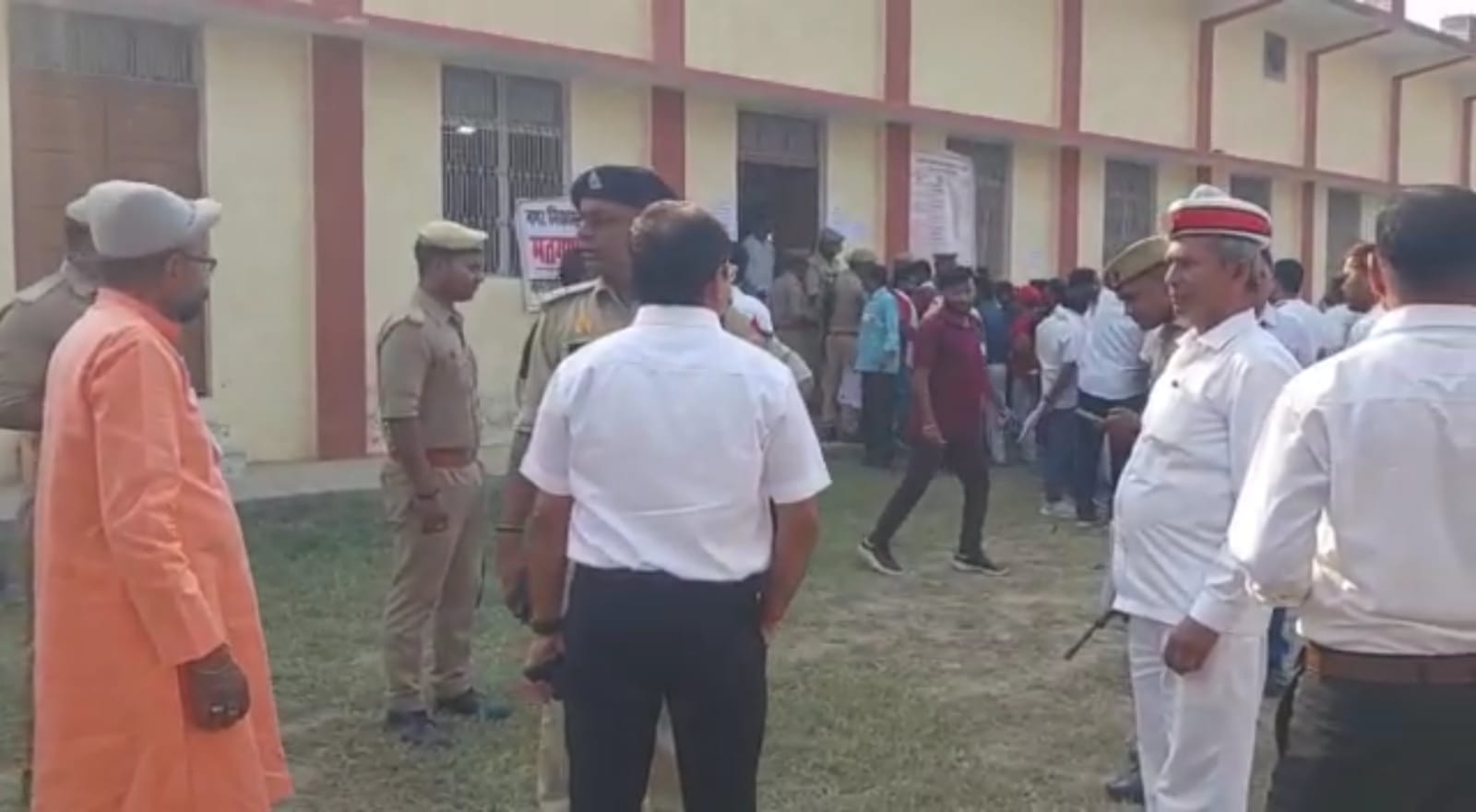 गाजीपुर में मतगणना स्थलों पर पुलिस प्रशासन अलर्ट है।