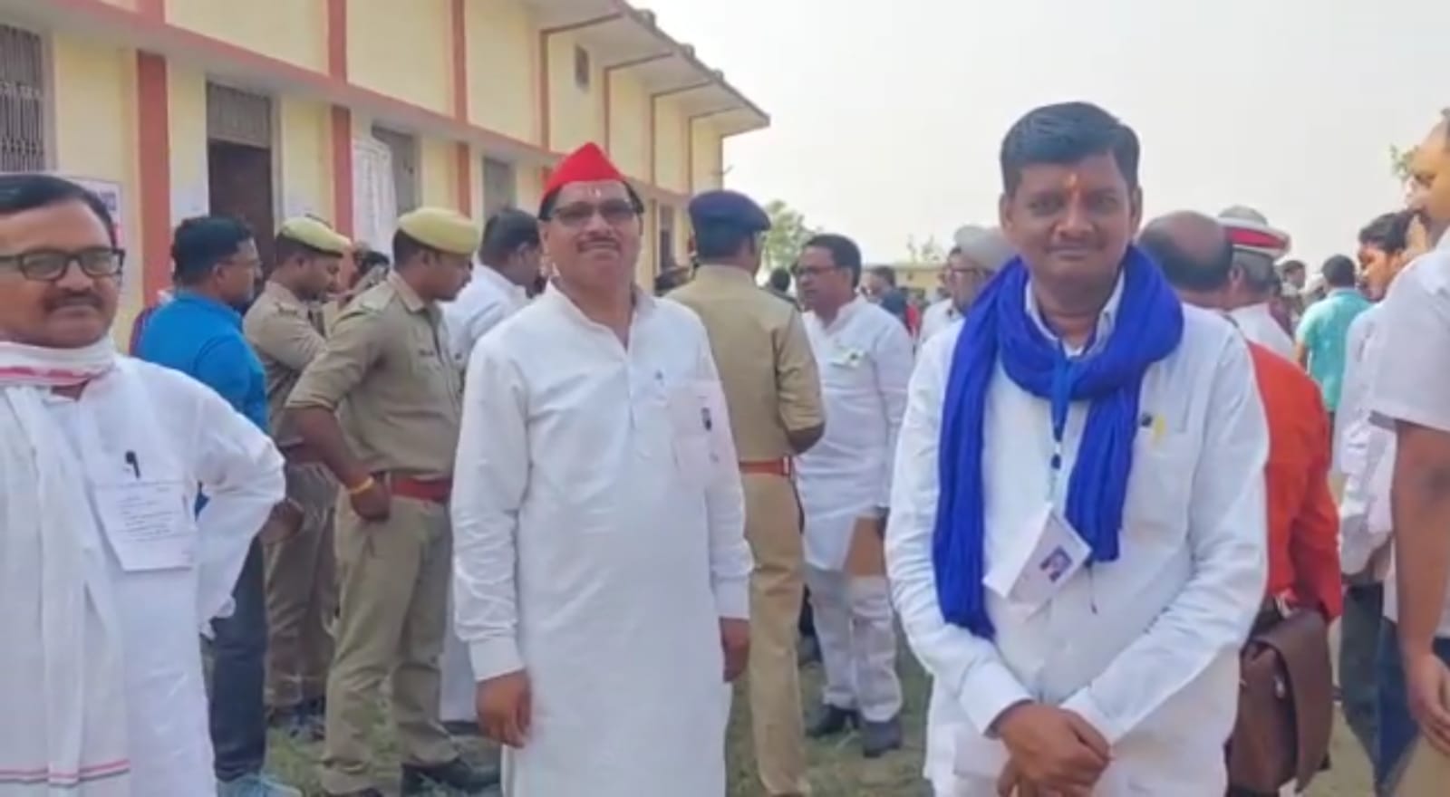 मतगणना केंद्र पर प्रत्याशी पहुंच गए हैं।