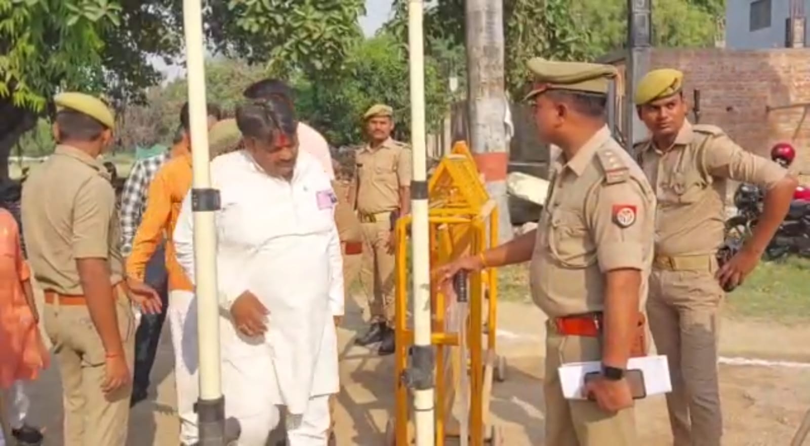 गाजीपुर में मतगणना स्थलों पर पुलिस प्रशासन अलर्ट है।