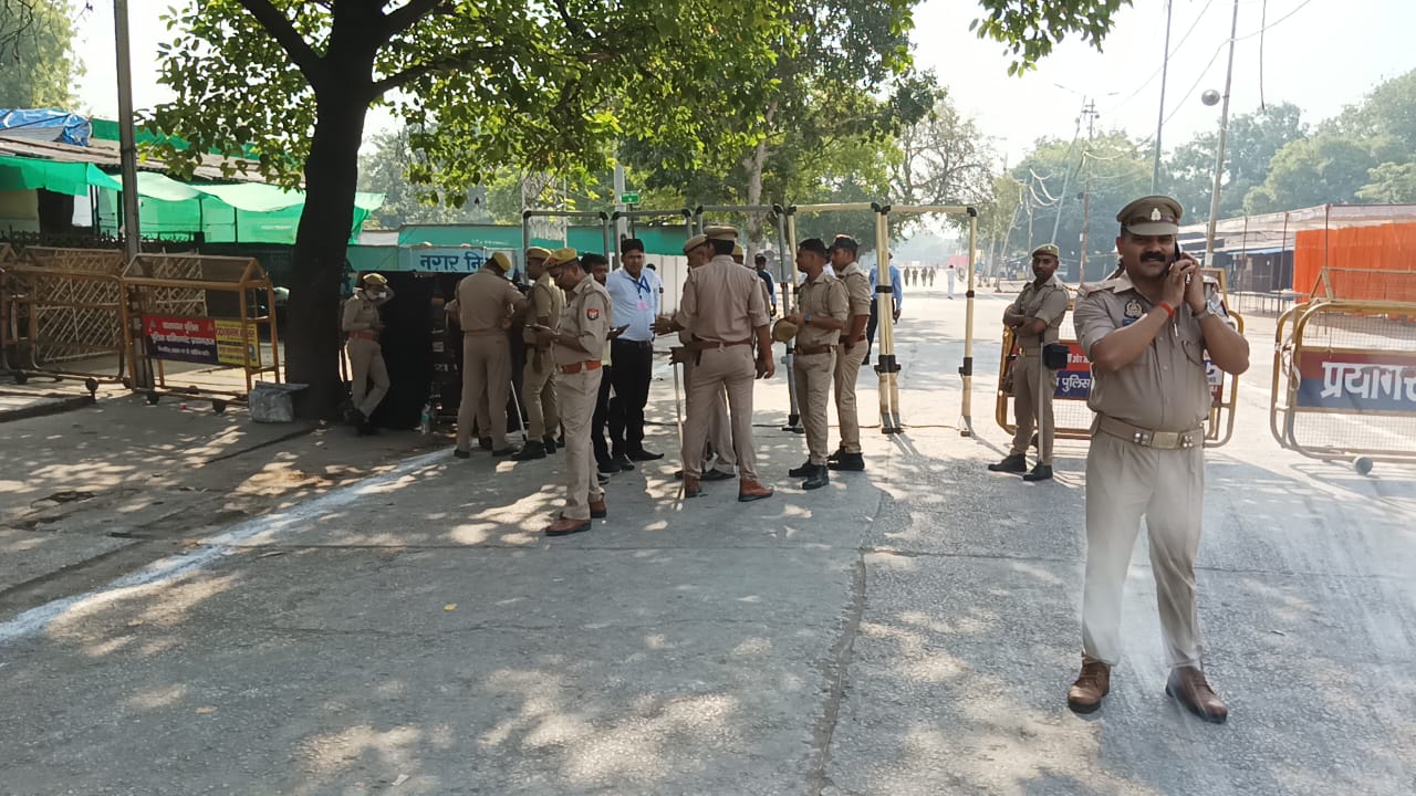 मुंडेरा मंडी में मतगणना स्थल के बाहर तैनात पुलिस फोर्स।