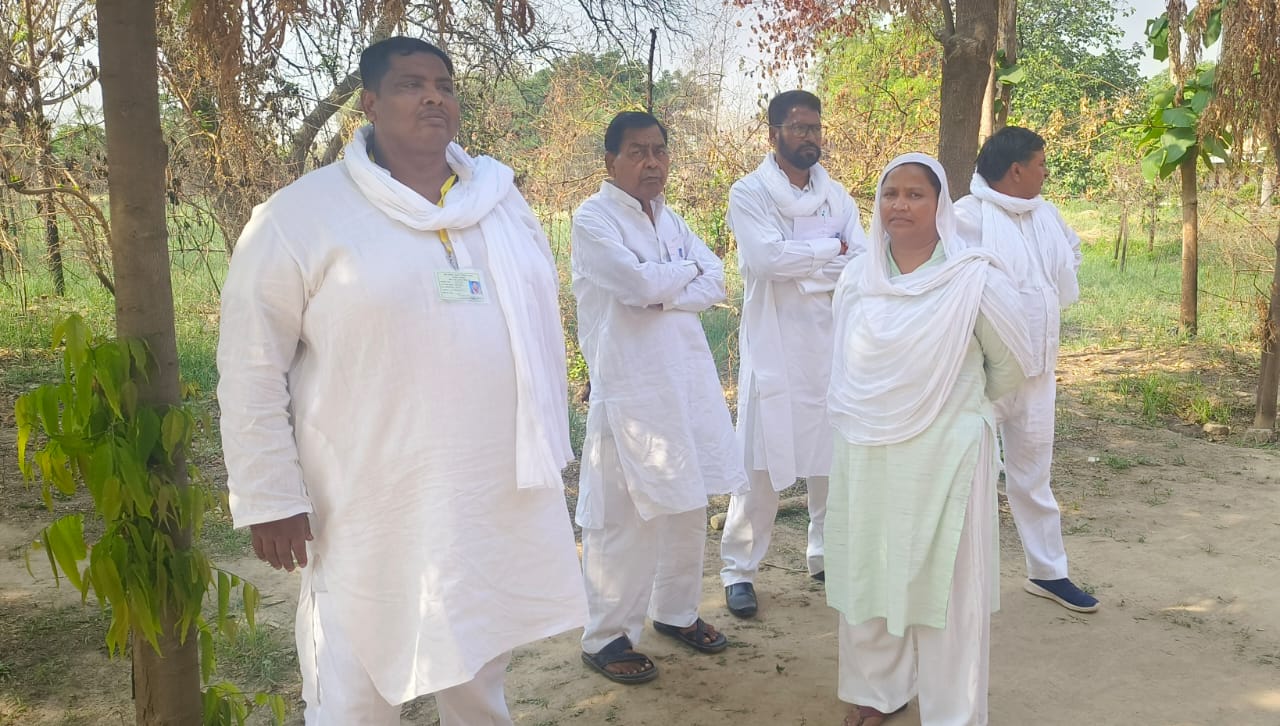 मतगणना स्थलों पर प्रत्याशियों का पहुंचना शुरू हो गया है।