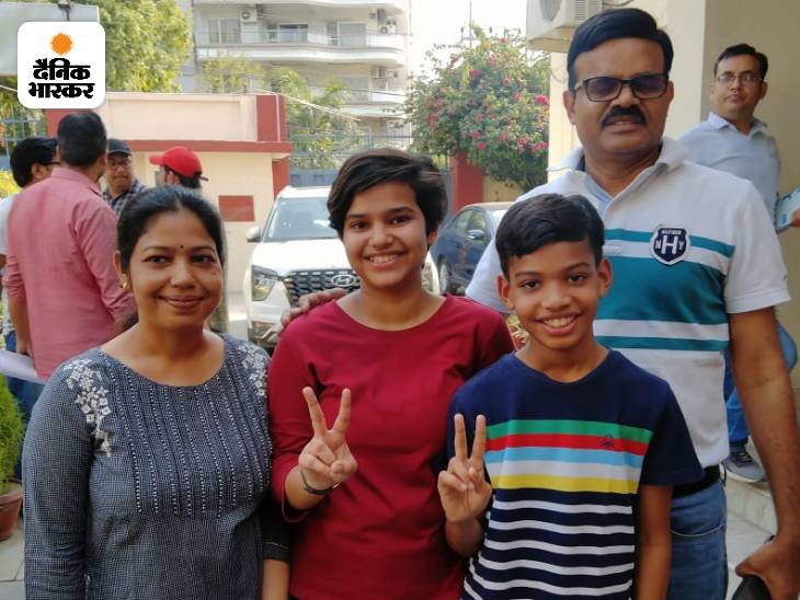 यह कानपुर की इशिता सिंह की फोटो है। 99% मार्क्स के साथ वह 10वीं में जिले की सेकेंड टॉपर हैं।